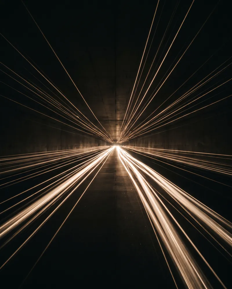 Traînées de lumière dorée dans un tunnel sombre