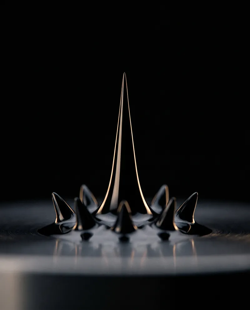 Sculpture de ferrofluide noir aux reflets dorés