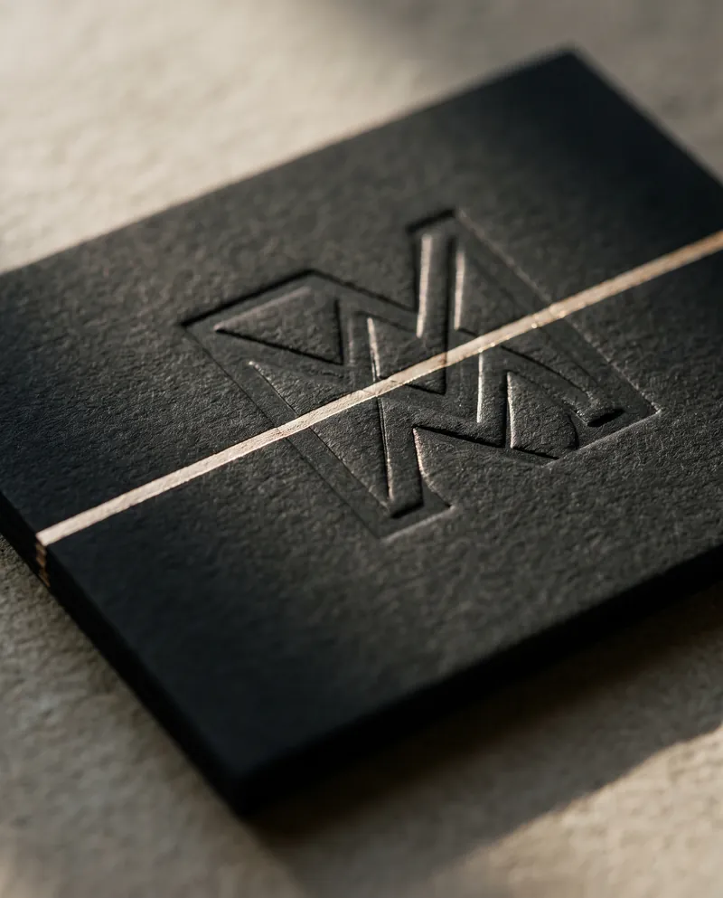 Carte noire embossée avec un filet doré