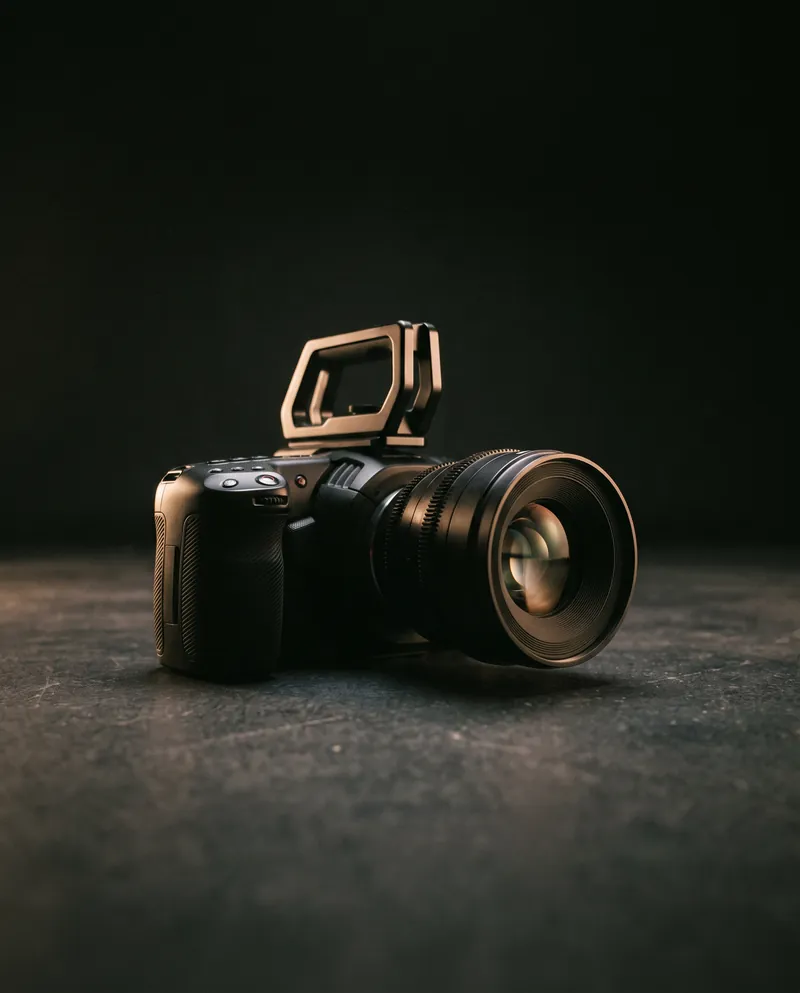 Caméra cinéma noire soulignée d’un liseré de lumière
