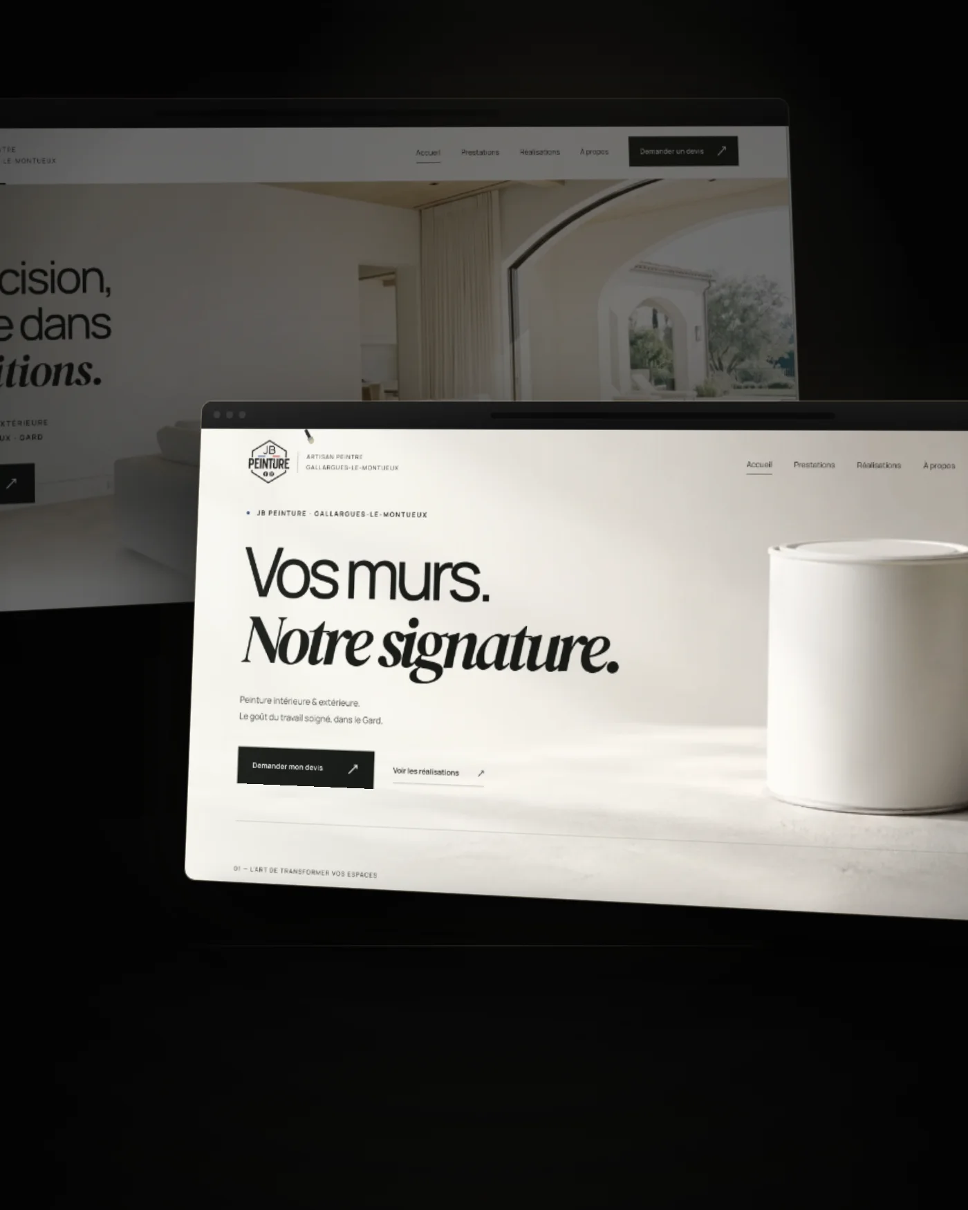 Le site JB Peinture, deux écrans dans la pénombre
