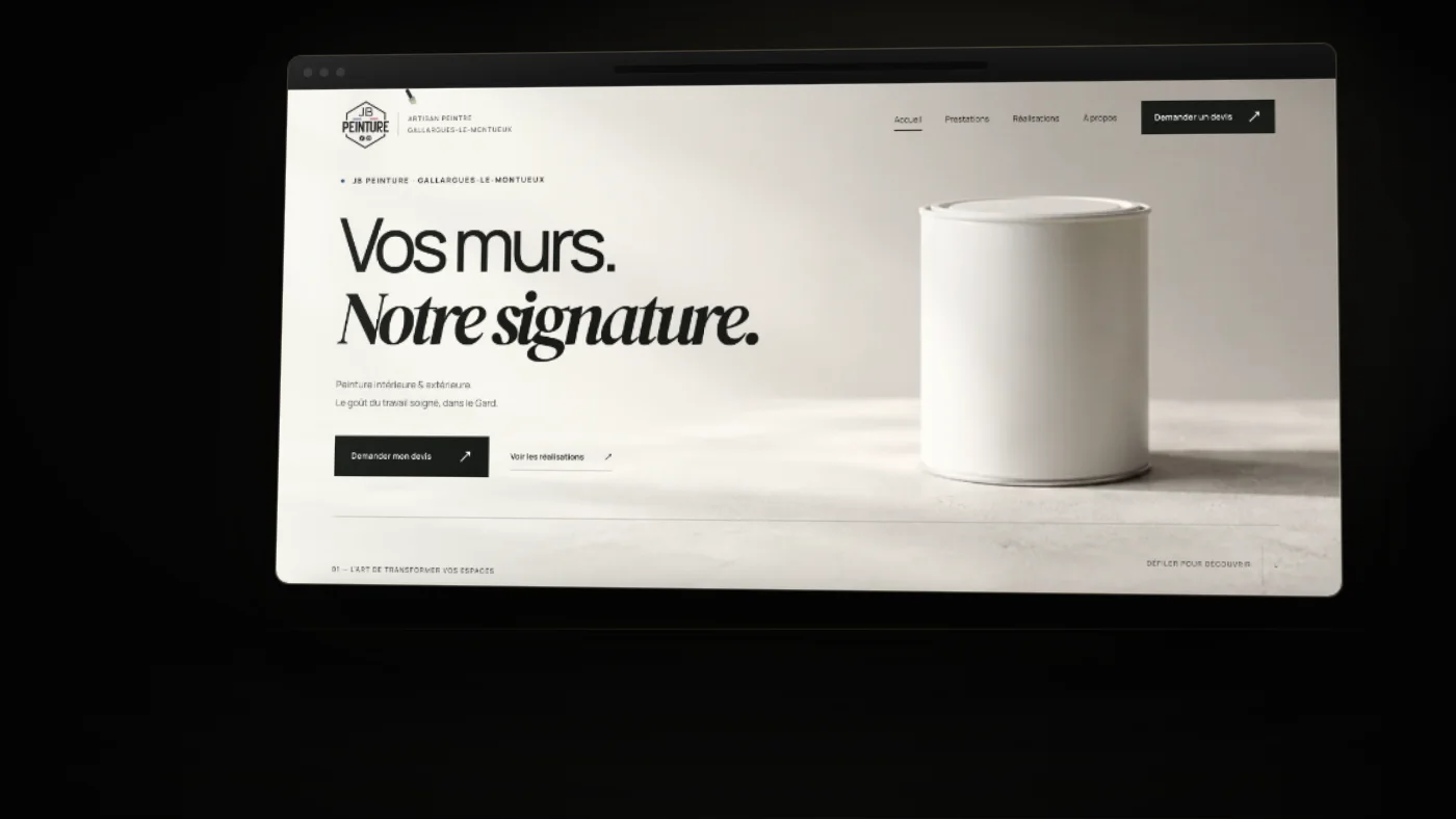 Le site JB Peinture affiché sur un écran, dans la pénombre