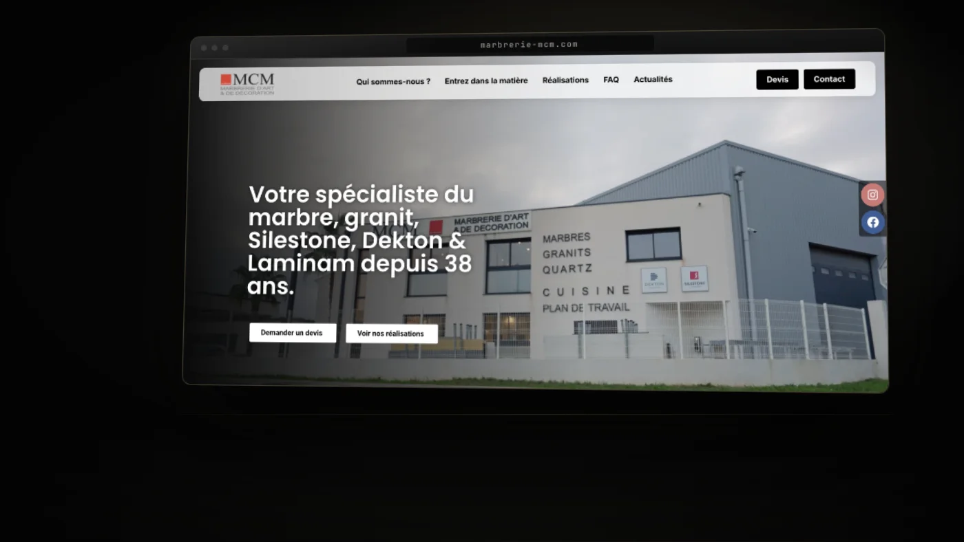Le site Marbrerie MCM affiché sur un écran, dans la pénombre