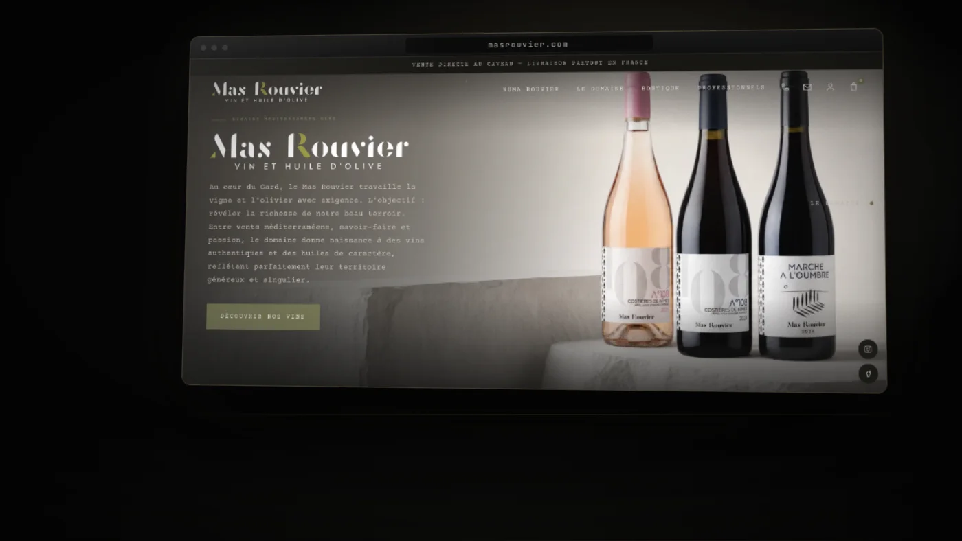 Le site Mas Rouvier affiché sur un écran, dans la pénombre