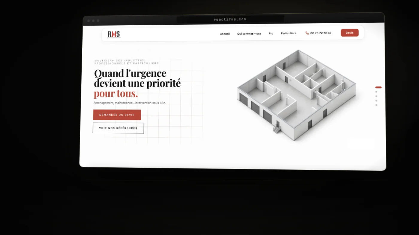Le site Réactif Multiservices affiché sur un écran, dans la pénombre