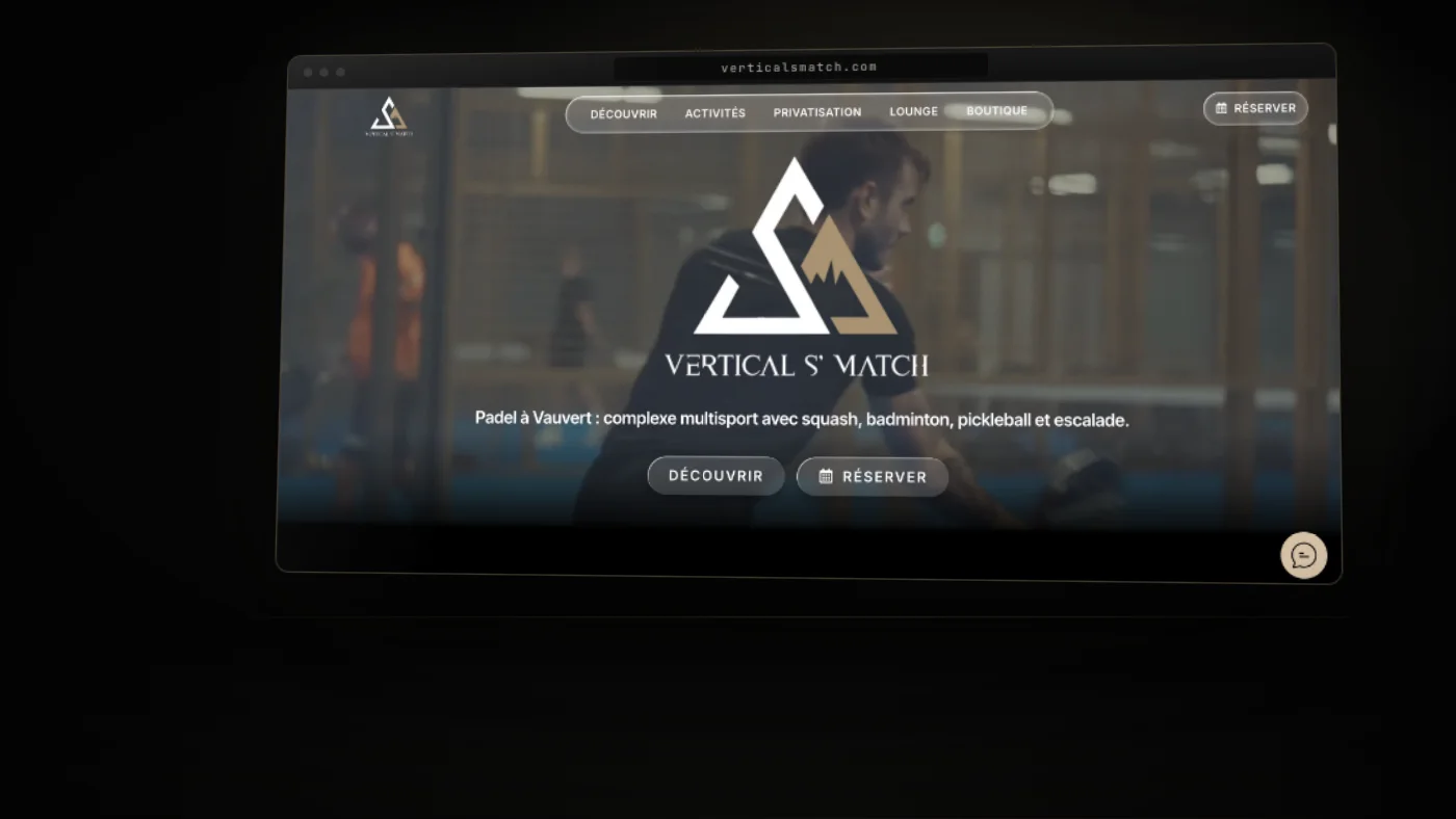 Le site Vertical S’match affiché sur un écran, dans la pénombre